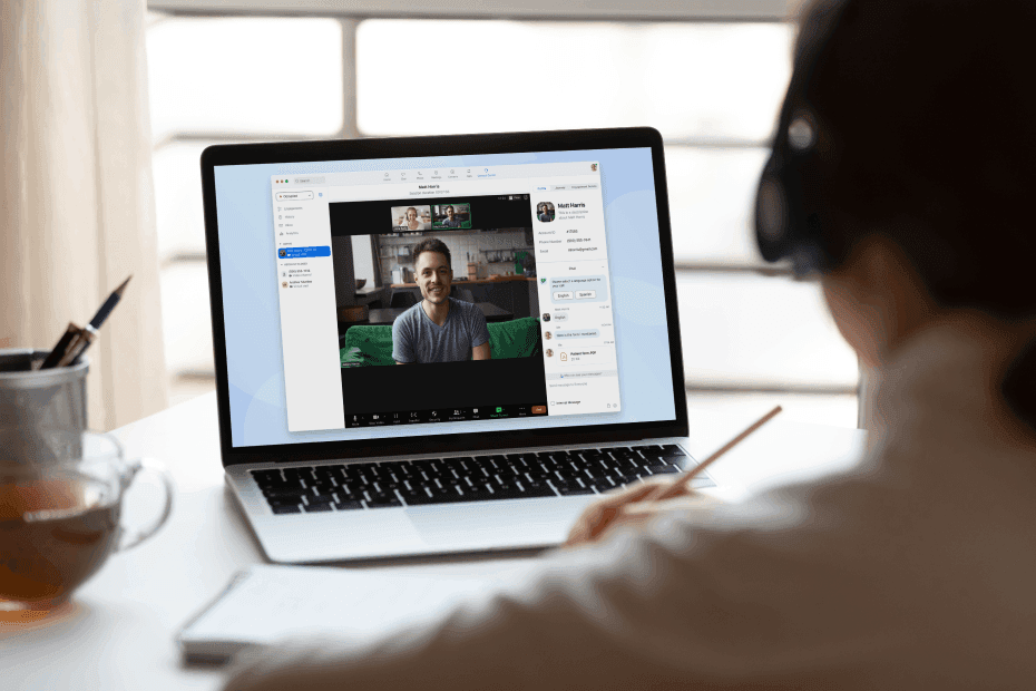 Man using screenshare session on laptop